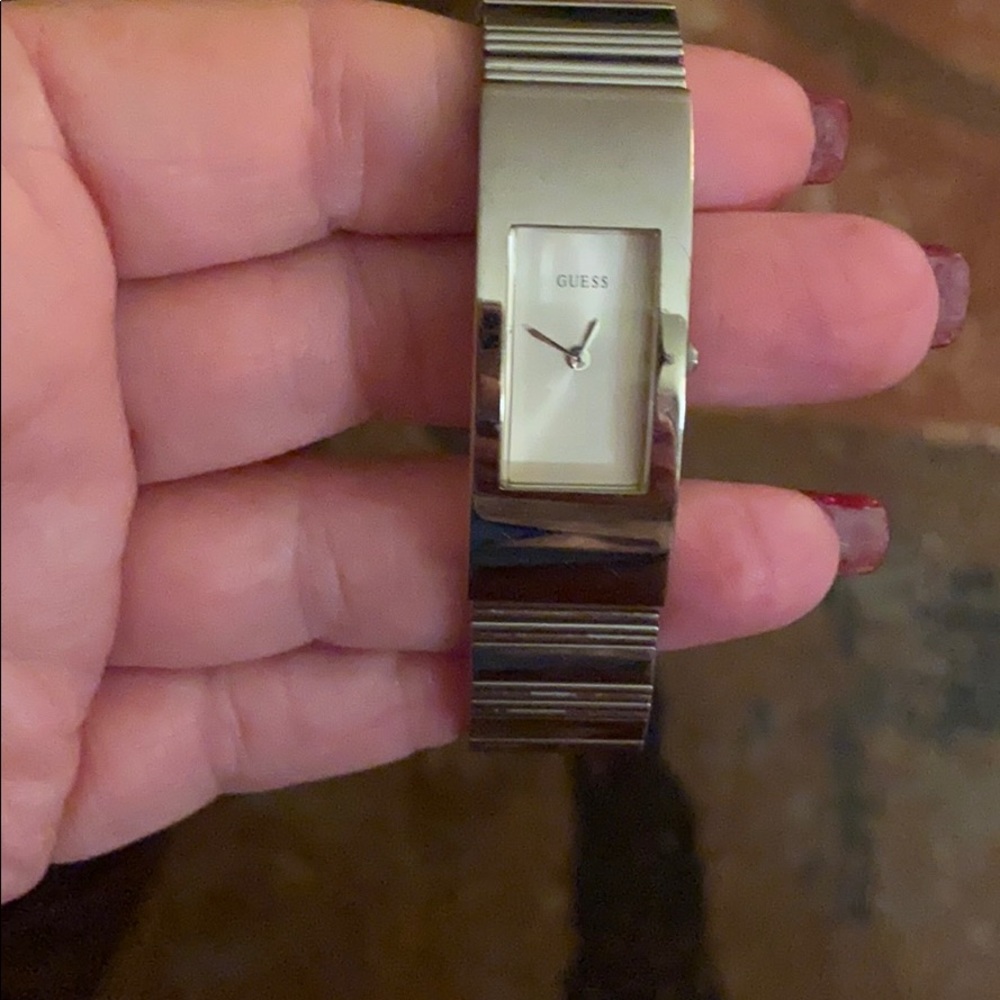 Round silver Guess watch ! - Picture 2 of 3